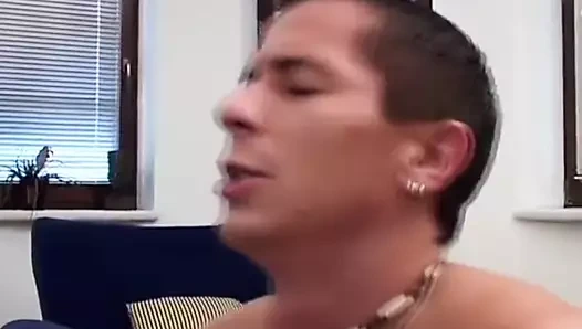 Kıllı iri güzel kadın