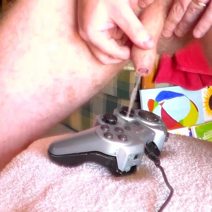 John bir gamepad'e işiyor