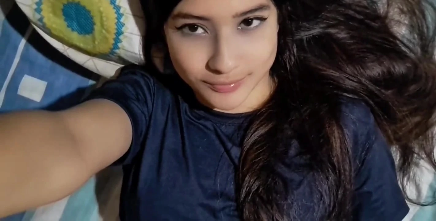 Girl Gets Hot and Shows off Her Big Ass