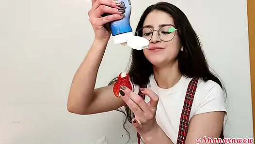 Shana food fetişi ile çilek