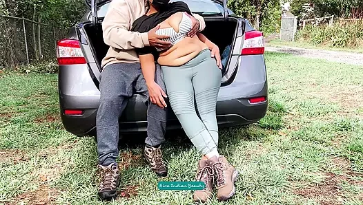 Açık havada romantik sevişme - halka açık parkta romantizm ve buharlı araba bagajında erotik seks