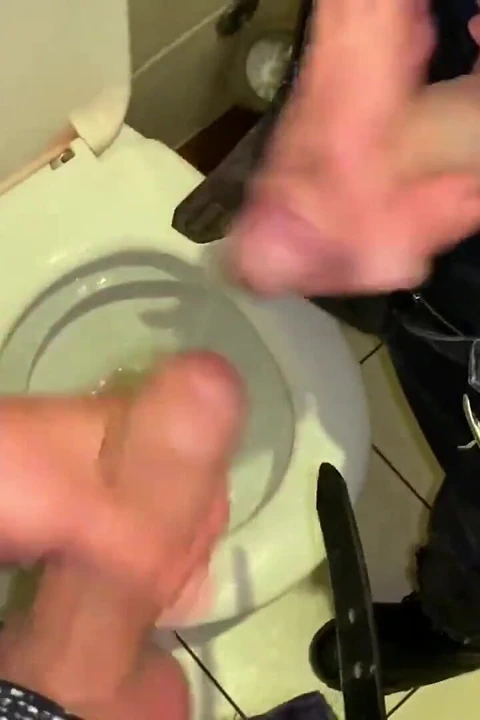 Birlikte işiyor sonra birlikte mastürbasyon yapıyor ama boşalıyor, biri geliyor