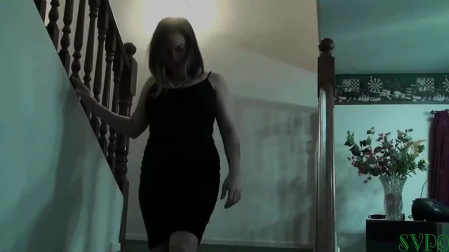 Sigara içen üvey annem bahçenin biçişini istiyor ama onun yerine götünü sikiyor