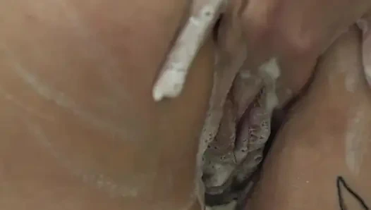 Kısa saçlı dövmeli kız duş alıp mastürbasyon yapıyor