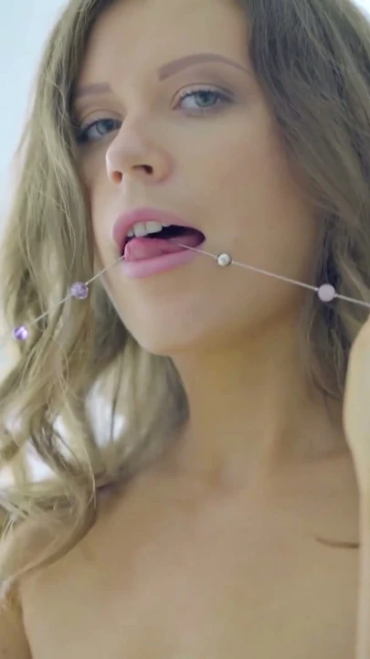 Seksi üniversiteli kız Mila ile cam dildoyla amını sikiyor