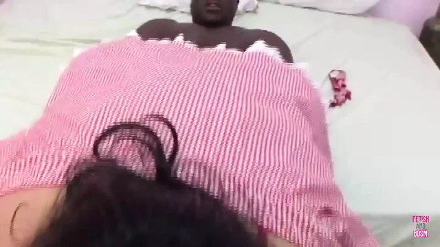 Zenci iri güzel kadın tombul aşıklarının büyük yarağını emdikten sonra domalarak sikiliyor