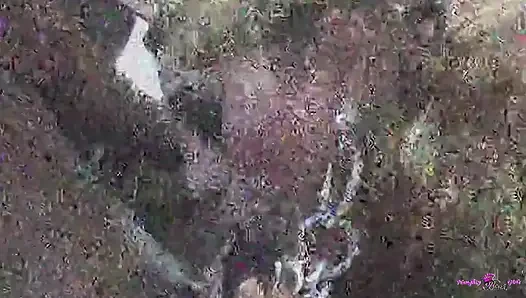 Bu beyaz piliç sadece iki azgın zenci adamla sert sikiş seansları için iyi