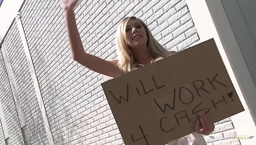 Sarışın saçlı güzellik kanepede bir yarakla ilgileniyor