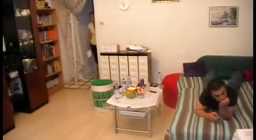 Kirli ayaklar yatakta yalıyor