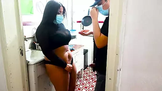 Baldızımı mutfakta sert vurdum, karım geliyor ve neredeyse bizi yakalıyor.