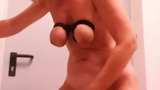 İki canavar fışkırtıyor