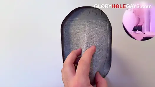 22 yaşındaki twink duvar deliğinde dilime boşalıyor - ve hepsini yuttum