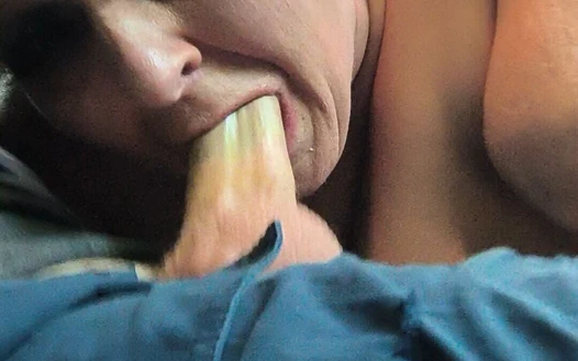 Maskeli yolda yürürken yüzünün o sulu yarağı ve dölünü sikmeye başlamasını göremeyeceksiniz