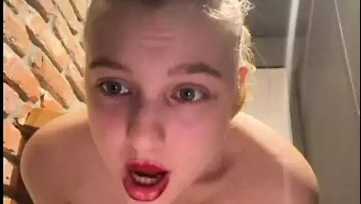 Büyük yarakla yakın çekim amcığı sikiyor