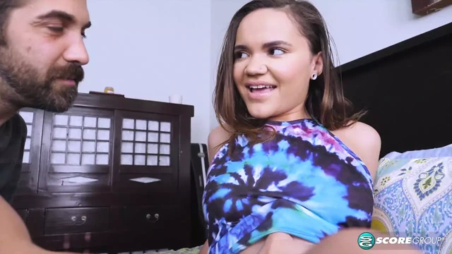 O Naudi ve gırtlağına kadar alıyor ve büyük bir yarağa biniyor