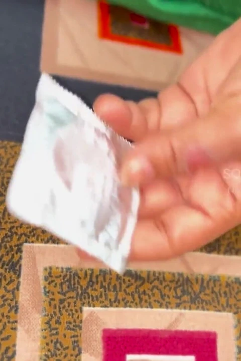Yaramaz üvey erkek kardeş azgın desi chachi'ye prezervatif gösteriyor ve onu sert sikiyor