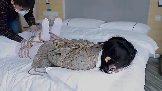 Hui09 - beyaz çoraplı jk kız iplerle yatağa bağlı.