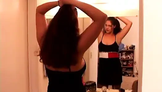 Çekici genç kız sert sikiliyor