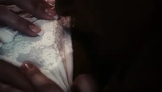 Karlie Simon geçmişte olduğu gibi giyiniyor