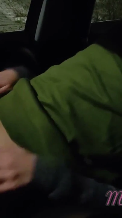 Dogging med min kone på offentlig parkeringsplads efter arbejde, og en voyeur knepper hendes fisse til flere orgasmer - misscreamy | Klip 1