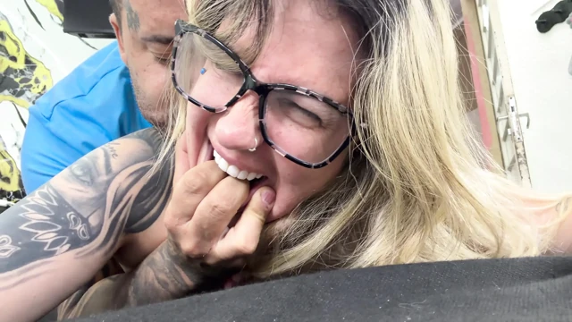 Nerd kız, ilk kez cuckold'un sikini yüzünde, ağzında ve götünde hissediyor