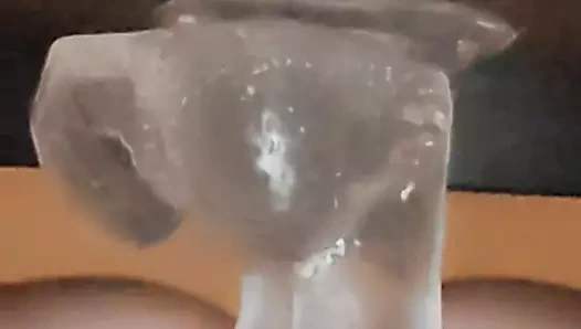 Seksi orta yaşlı seksi kadın dildo üzerinde zıplıyor ve yüzüne boşalma bakış açısı