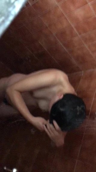 Japon kadınlar duş alıyor