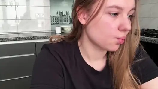 Sekreter Jucielussie ofisteki masasında flört ediyor