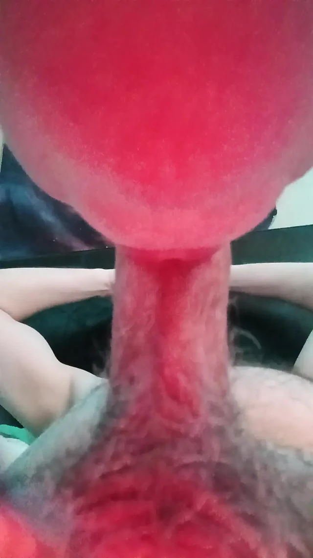 Üvey kız gırtlağına kadar alıyor ve yüzüne boşalıyor