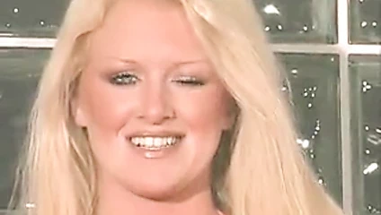 Sıcak sarışın kaldırır pembe elbise ve külot solo