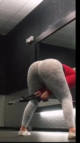 Gri yoga pantolonlu pf'de Pawg