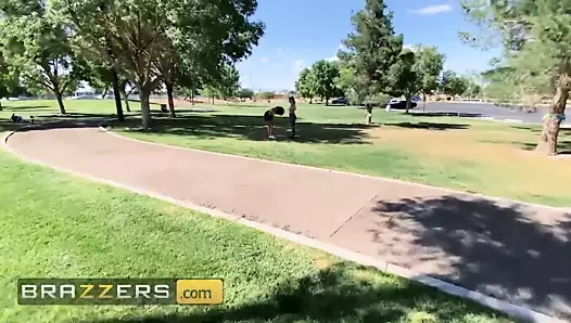 Sofi ryan nina diaz'ın sıkı kedi ile oynuyor aşağı sekerek