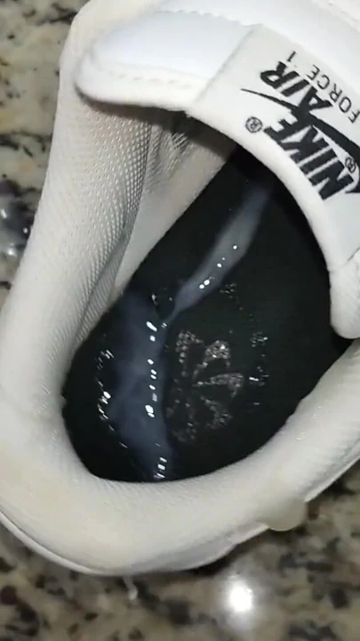 Nike AF1 fleshlight ile sikişiyor ve içine çok boşalıyor | Klip 1