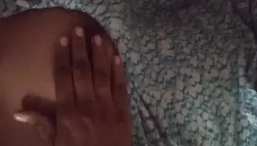 Sri-lankisches mädchen musterbation im badezimmer mit Dildo lust mit dicken möpsen und nasser muschi