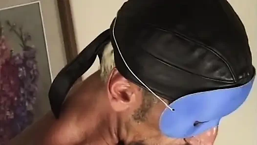 Maskeli orta yaşlı seksi kadın kanepede büyük yarağı emiyor ve sikiyor