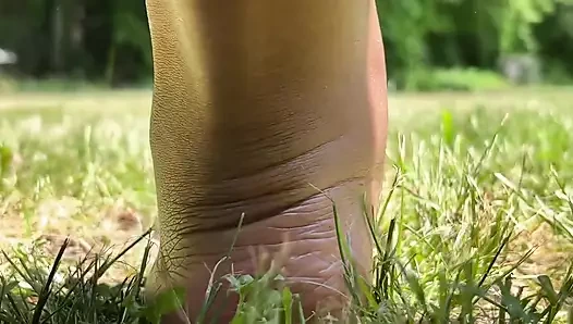 Üvey anne çıplak ayakla dışarıda çimenlerde oynuyor