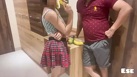 Meyve satıcısı güzel kızı sikiyor