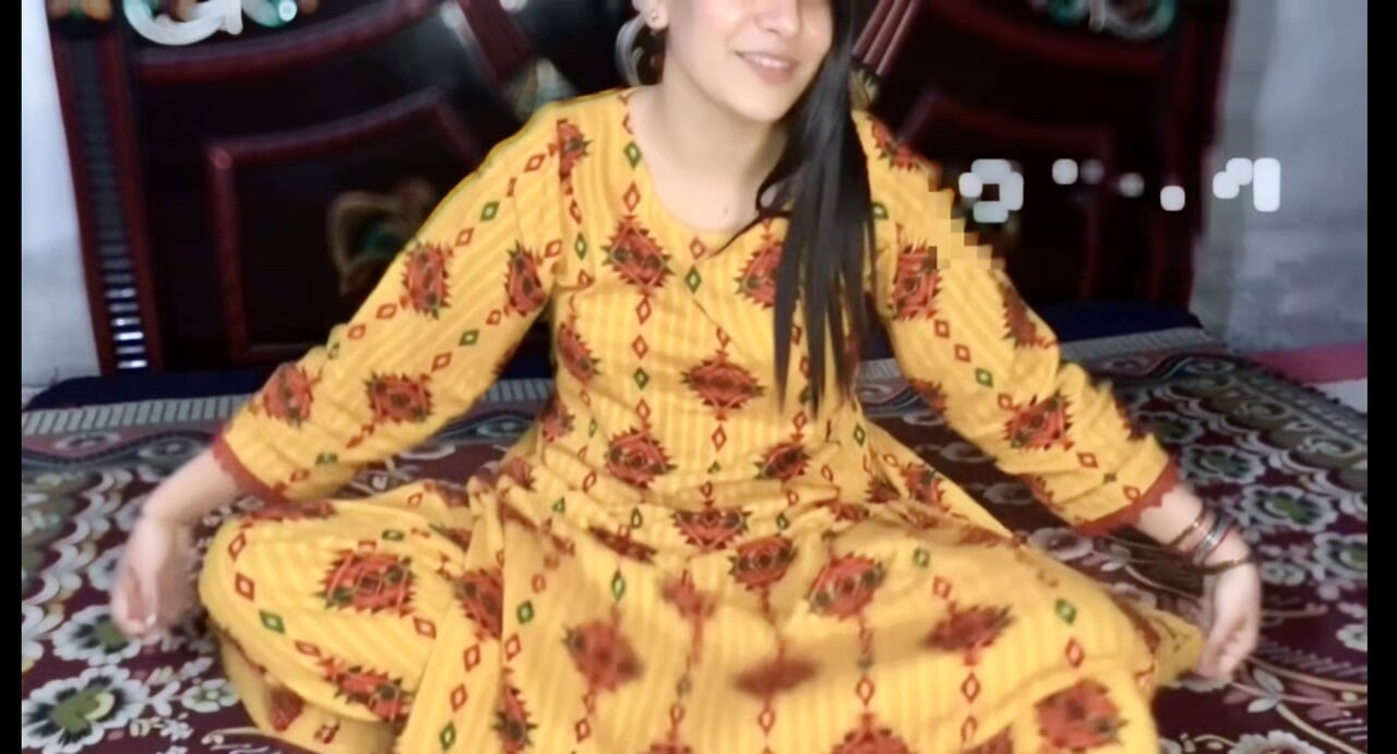 Tiktok ünlü Hintli güzel büyük götlü seks kasetini domaltarak kovboy kıza biniyor