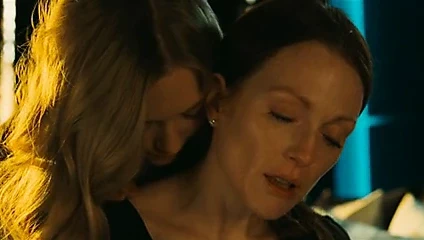Amanda Seyfried ve Julianne Moore bir odada, bir yatakta