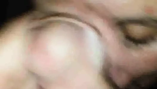 Orta yaşlı seksi kadın beyaz yarağı yiyor - ağzına boşalma