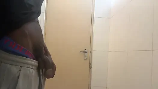 Büyük zenci alışveriş merkezindeki umumi tuvalette