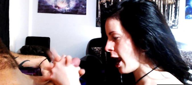 Violette Black gırtlağına kadar alıyor ve domaltarak sikişiyor