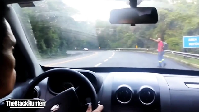 İşçi plaja gitmek için bir araç ister ve şoföre verir