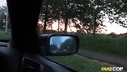 Saat başı: uzun bacaklı zenci bebeğin polis fantezisi
