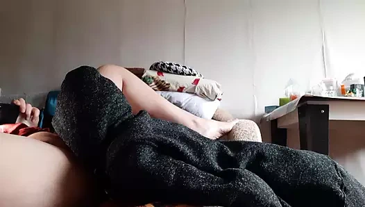 Erkek arkadaşım duş almaya gittiğinde, annesi beni baştan çıkardı ve sikti