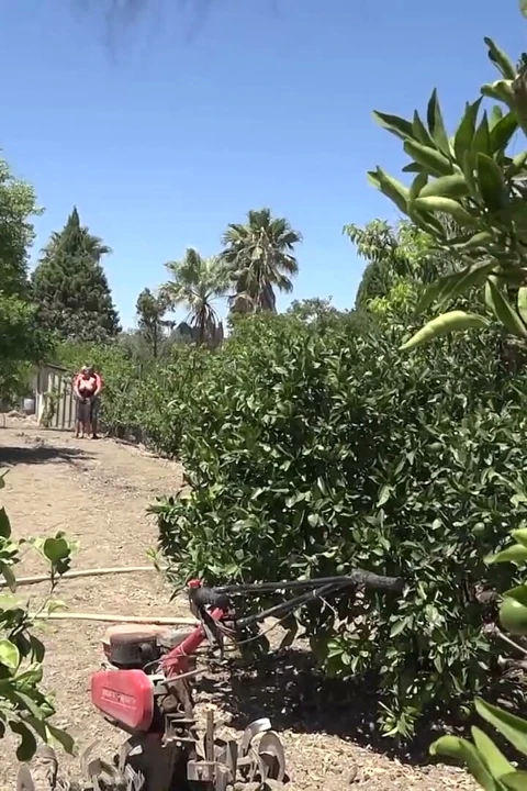Sarışın orta yaşlı seksi kadın açık havada adamın sert yarağını boşaltıyor