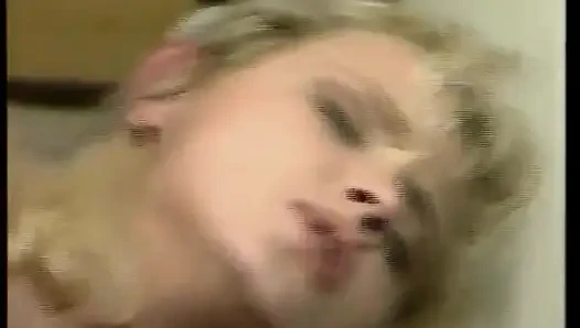 Minyon sarışın ve tombul arkadaşı üçlü sekste anal sikiliyor