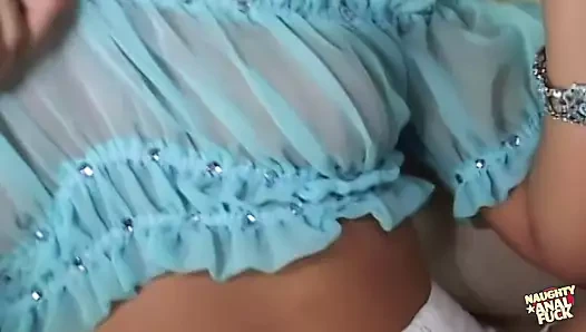 Tatlı Tina adamdan amını sikdikten sonra anal tatminini vermesini istiyor