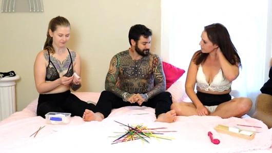 Bu striptiz maçının sonunda iki ateşli arkadaşını da sikiyor