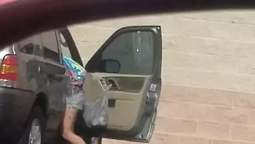 Aldi otoparkta fit bayan